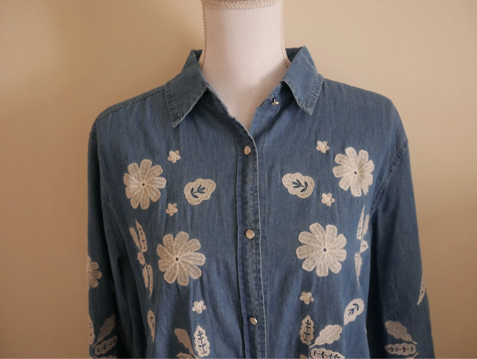 Robe chemise en jean et broderie_ Charlior – photo 2